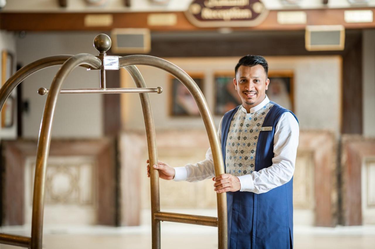 麦加安涅姆酒店 Mecca 外观 照片 Receptionist at a luxury hotel